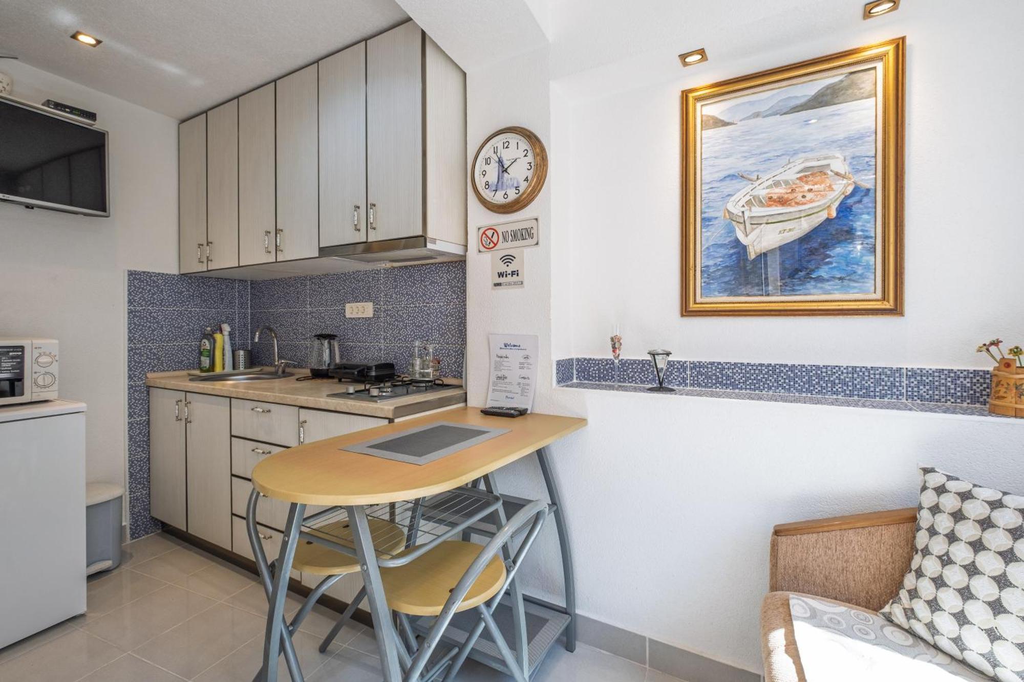 Bluemarine Rooms & Apartments 페라스트 외부 사진